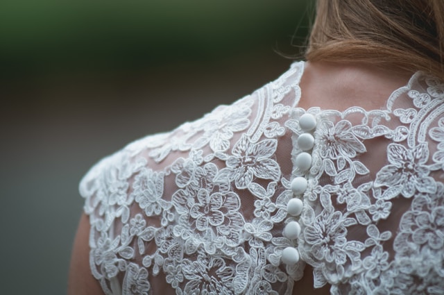 Comment réussir à porter un top en dentelle avec style ?