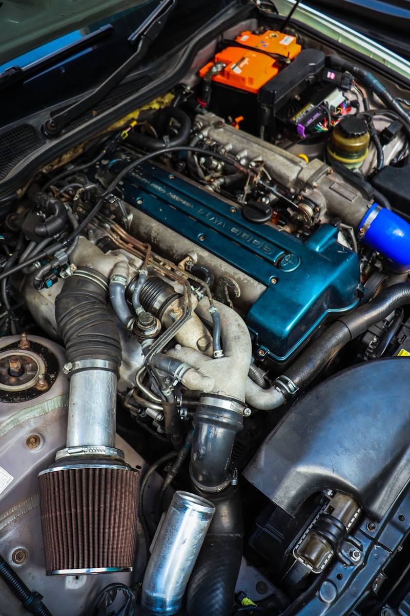 le moteur d'une voiture est représenté avec le capot ouvert
