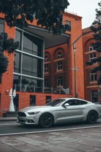 une voiture argentée garée devant un bâtiment en briques rouges