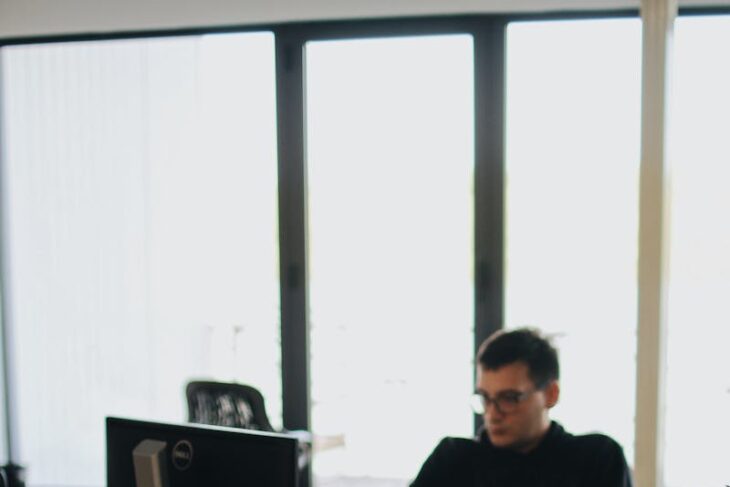Un développeur Web travaillant sur du code dans un environnement de bureau moderne avec plusieurs appareils.