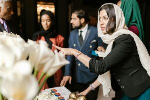 Des professionnels du monde des affaires discutent avec des graphiques et des fleurs visibles sur la table.