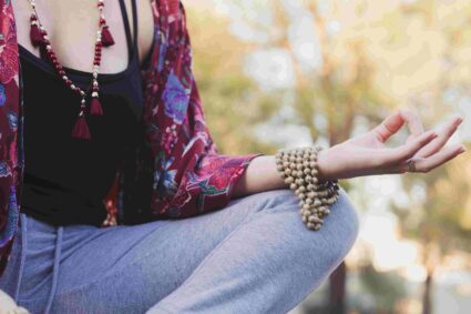 Comprendre l’énigme spirituelle d’un collier qui s’emmêle pendant la méditation