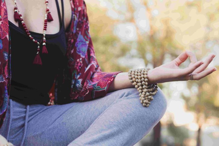 Comprendre l'énigme spirituelle d'un collier qui s'emmêle pendant la méditation