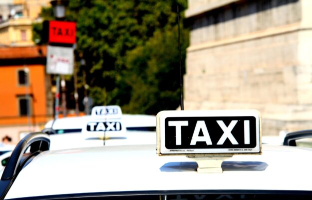 file de taxis en attente