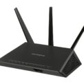 Routeur Wi‑Fi Netgear noir avec trois antennes verticales design angulaire