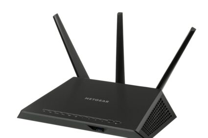 Routeur Wi‑Fi Netgear noir avec trois antennes verticales design angulaire