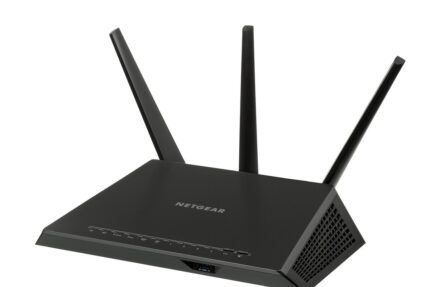 Routeur Wi‑Fi Netgear noir avec trois antennes verticales design angulaire