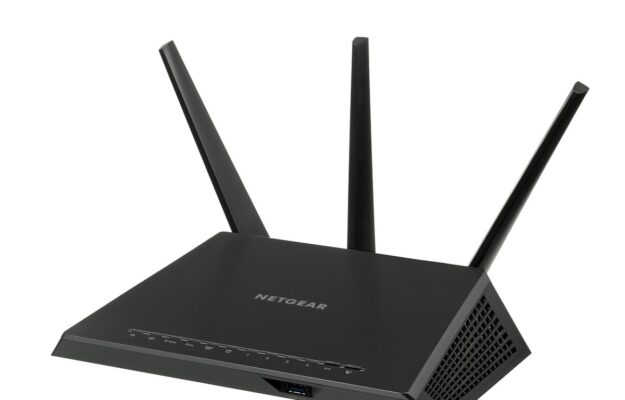 Routeur Wi‑Fi Netgear noir avec trois antennes verticales design angulaire