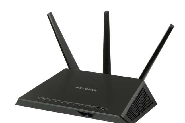 Routeur Wi‑Fi Netgear noir avec trois antennes verticales design angulaire