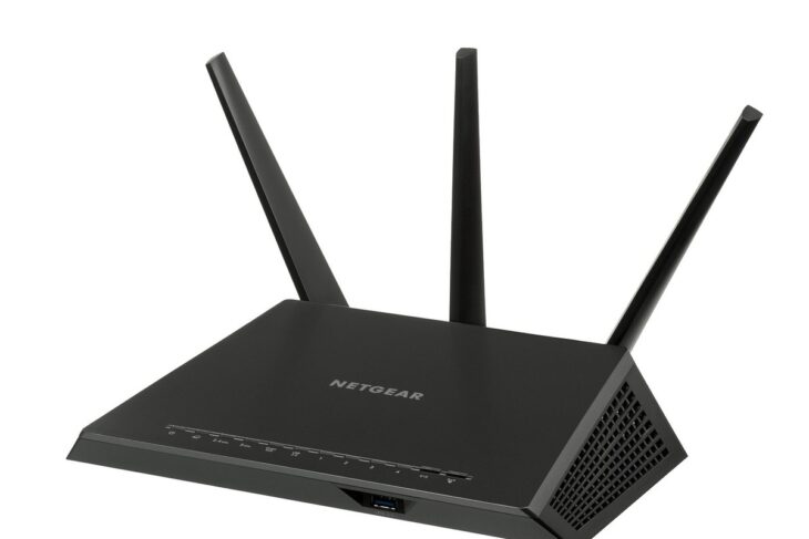 Routeur Wi‑Fi Netgear noir avec trois antennes verticales design angulaire
