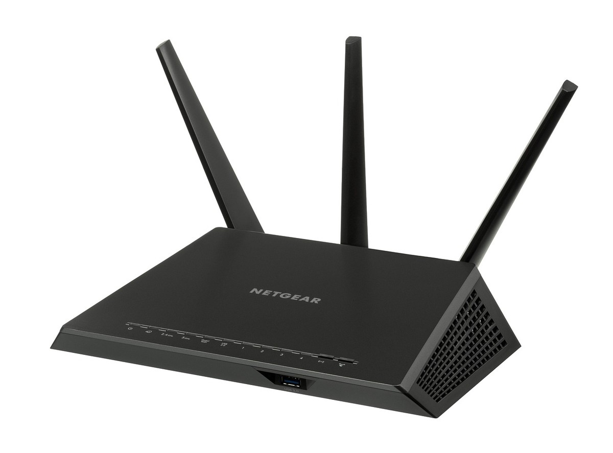 Routeur Wi‑Fi Netgear noir avec trois antennes verticales design angulaire